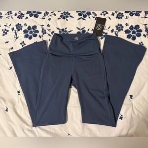 Move theology bootcut leggings